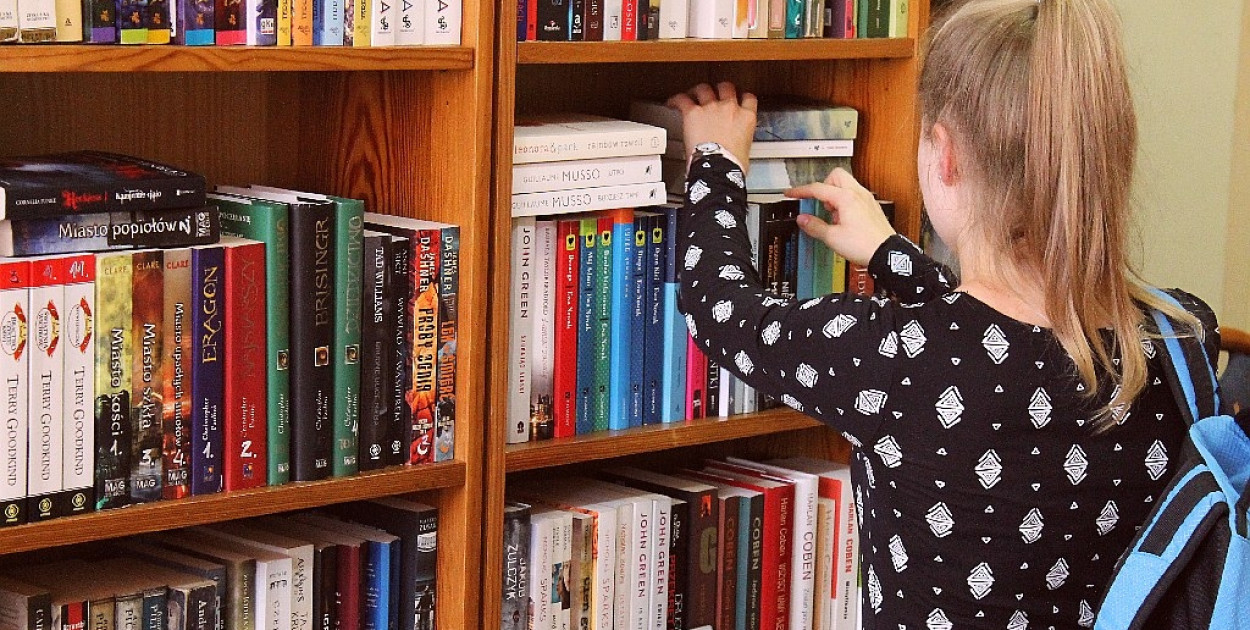 Biblioteka szkolna (Wojciech Obremski lca.pl)