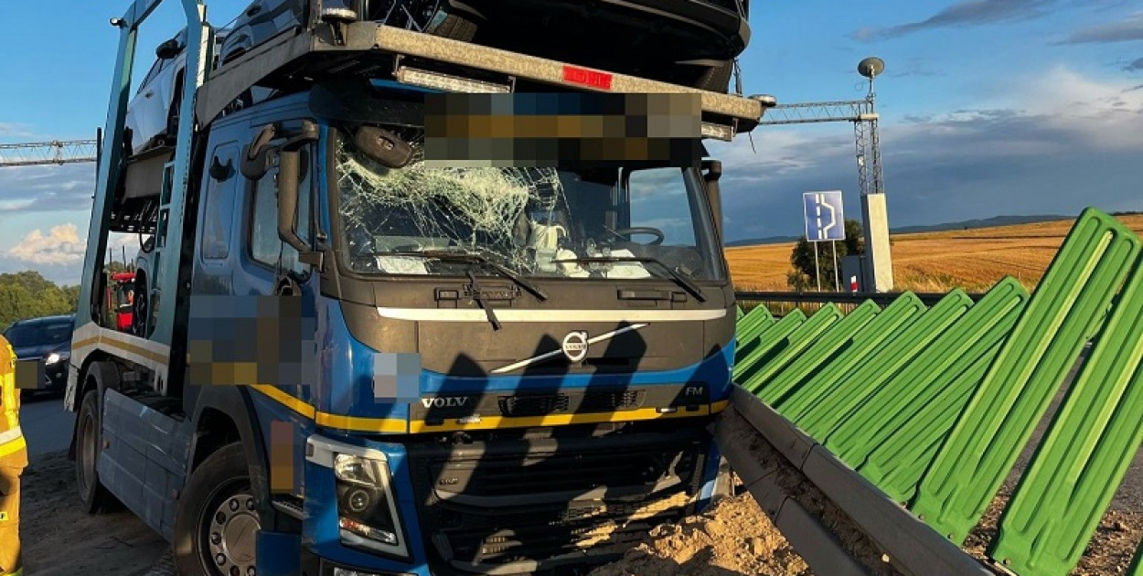 Zasnął za kółkiem na A4 i uderzył w bariery (źródło: KMP Legnica)