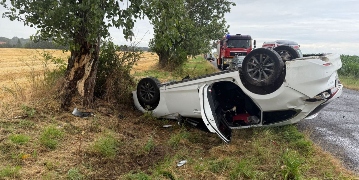 Nie dostosowała prędkości, auto dachowało (źródło: PSP Legnica)