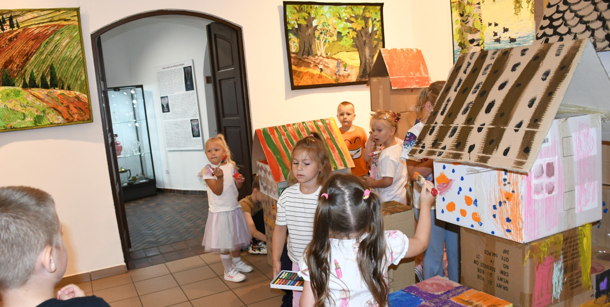 Dzieci budują zamek w Muzeum Regionalnym (Mat. prasowy)