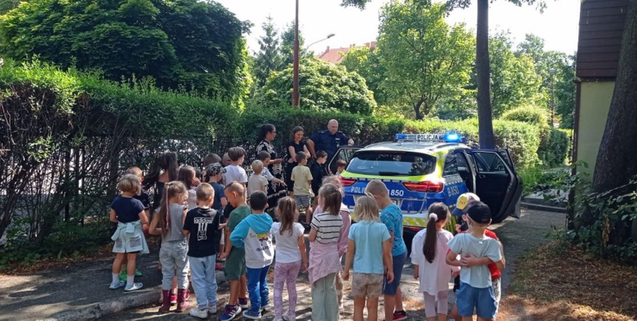 Dzieci z Przedszkola nr 16 rozmawiały z policjantami o bezpieczeństwie (źródło: KMP Legnica)