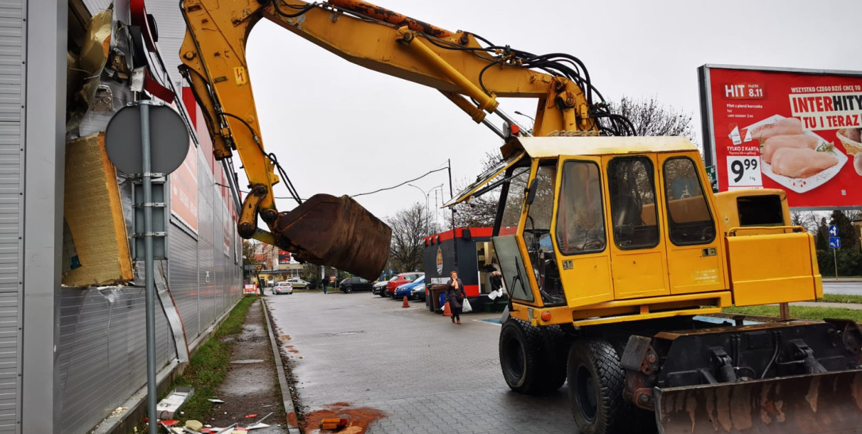 Koparką na kantor. Przemysław K. oskarżony  (kobrem lca.pl)
