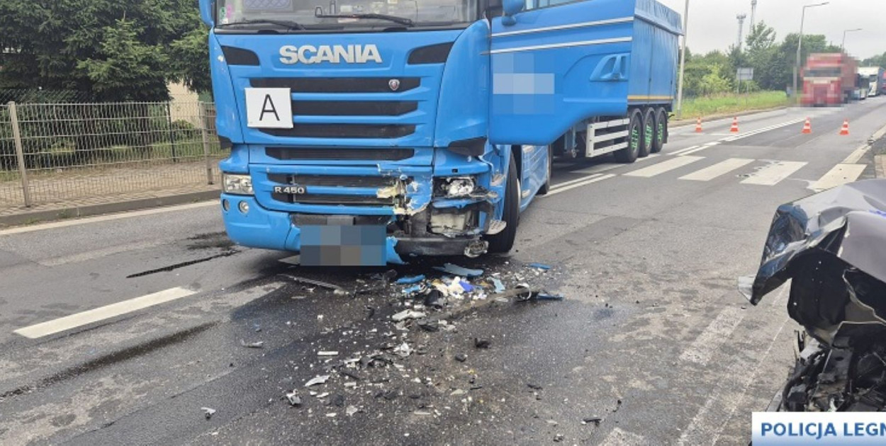 Wypadek w Prochowicach. Pasażerka osobówki ranna po zderzeniu z ciężarówką (źródło: KMP Legnica)