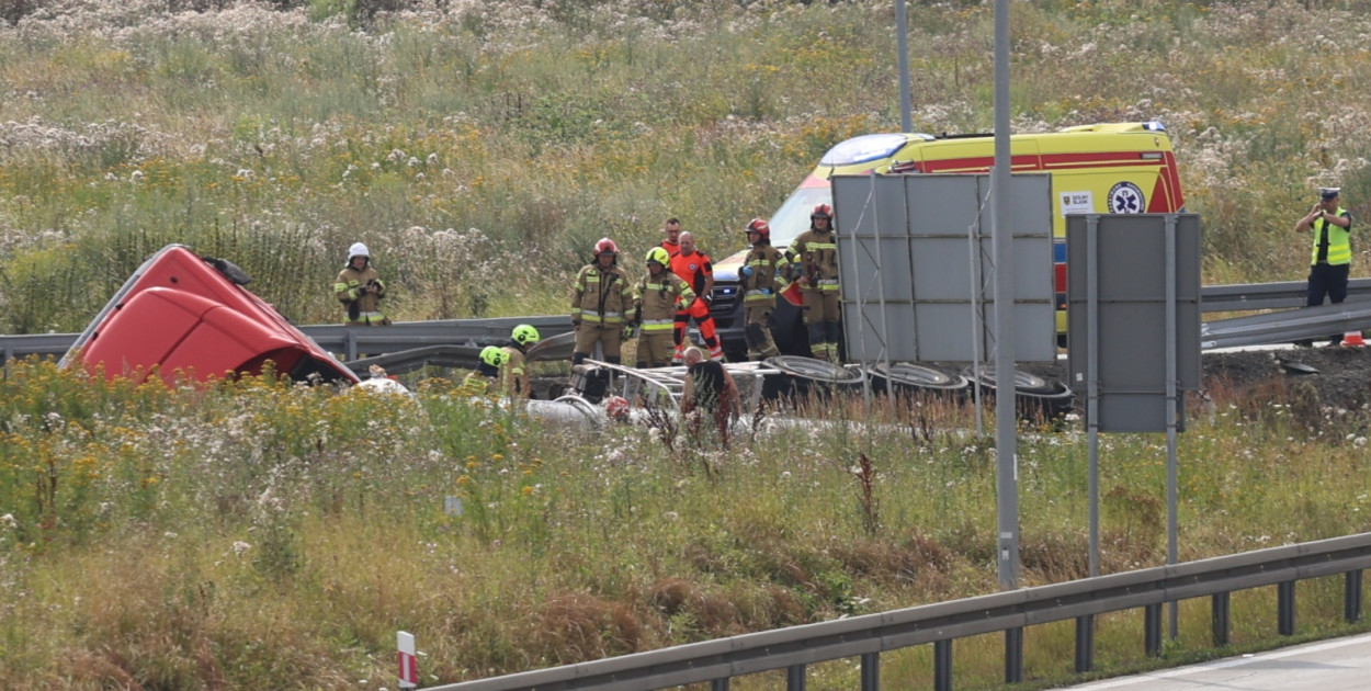 Groźny wypadek ciężarówki na A4 za Legnicą (WO)