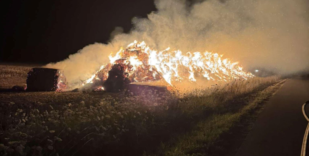 Pożar słomy między Wągrodnem a Lasowicami (Dh Łukasz Polak, OSP Prochowice)