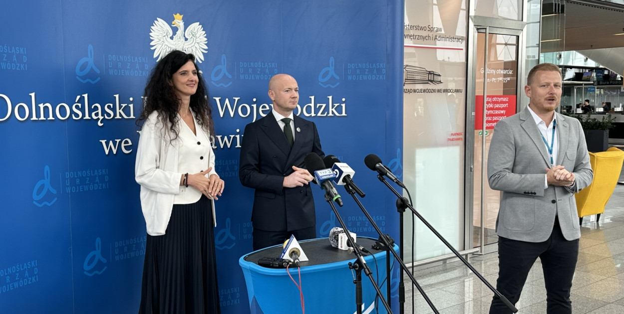 Paszport biometryczny na lotnisku – jedyny taki punkt w Polsce (DUW)