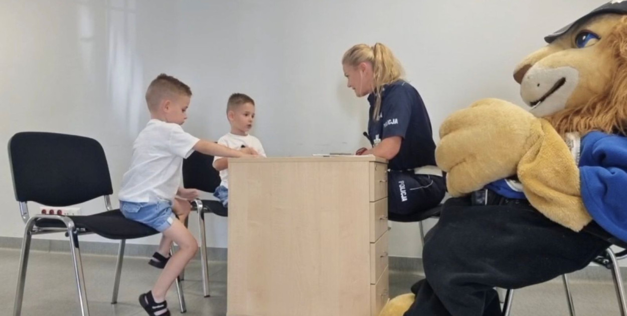 Staś i Franio na spotkaniu z policjantką (źródło: KMP Legnica)