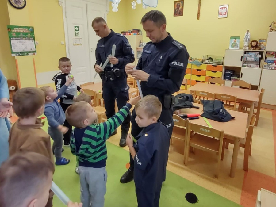 Przedszkolaki z Chojnowa gościły policjantów (źródło: KMP Legnica)