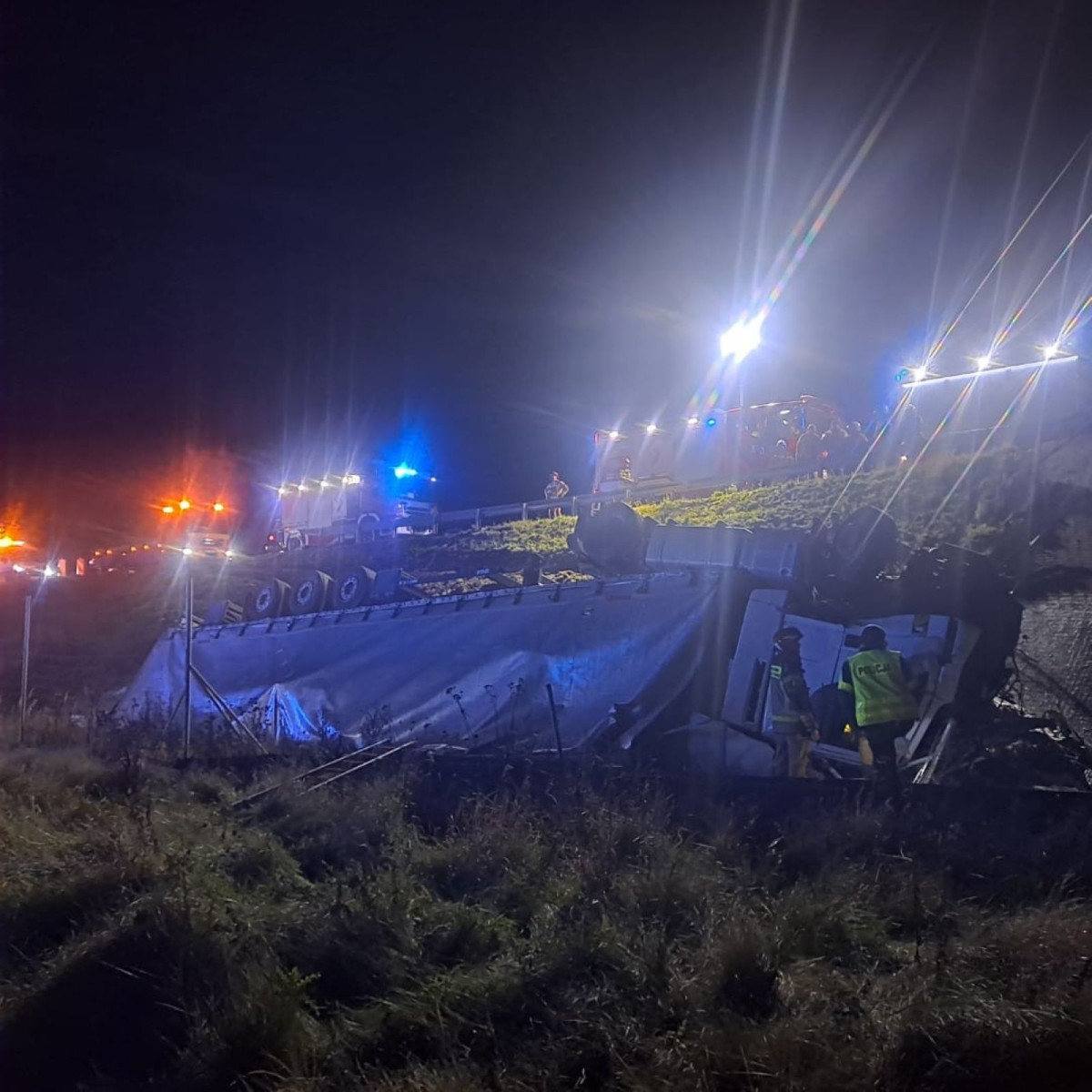 Ciężarówka dachowała na trasie S3 (fot. Alert24)