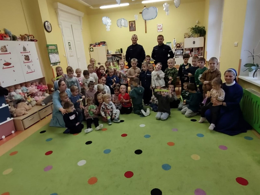 Przedszkolaki z Chojnowa gościły policjantów (źródło: KMP Legnica)