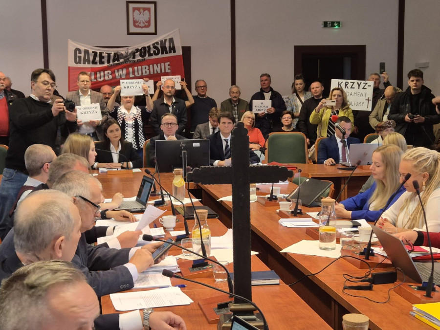 Burzliwy począrek sesji. Poszło o krzyż (Wojciech Obremski lca.pl)