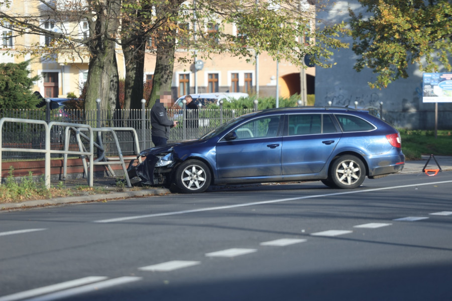 Zasnął za kierownicą i uderzył w bariery (Wojciech Obremski)