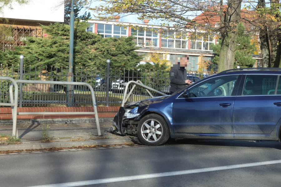 Zasnął za kierownicą i uderzył w bariery (Wojciech Obremski)