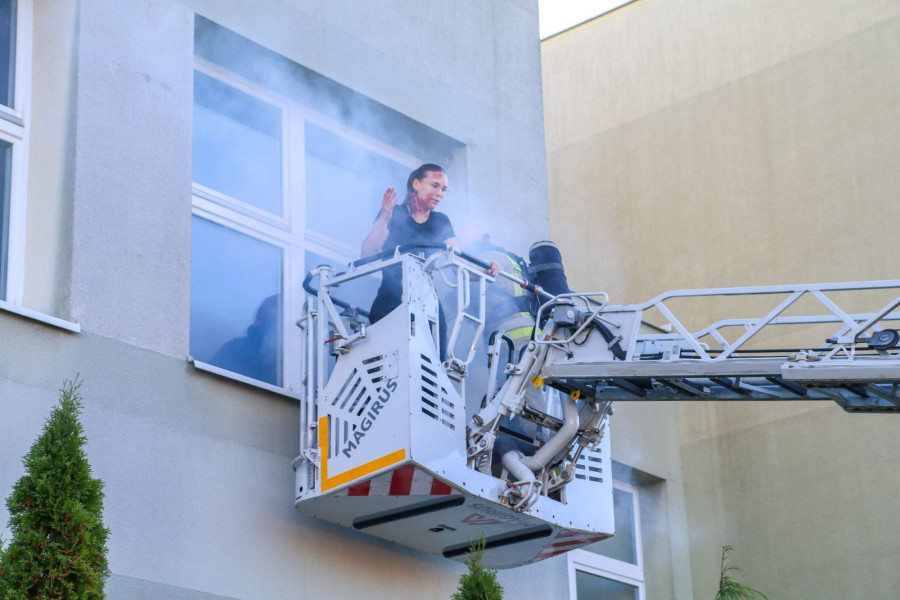 Ćwiczenia z obrony cywilnej w VII LO (Grzegorz Koczubaj, UM Legnica)