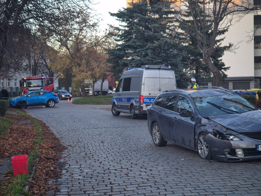 Mazda dachowała po zderzeniu z toyotą (Wojciech Obremski lca.pl)