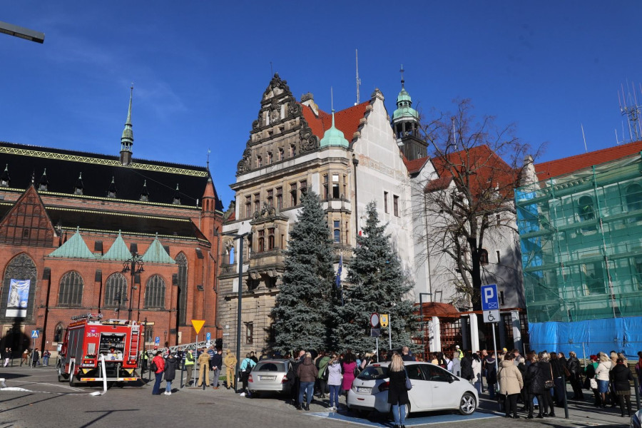 Ćwiczenia ewakuacyjne w urzędzie miasta (Wojciech Obremski lca.pl)