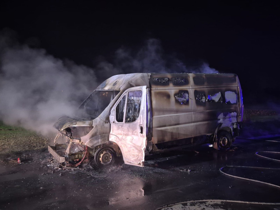 Bus stanął w ogniu na Pątnowskiej (Wojciech Obremski lca.pl)