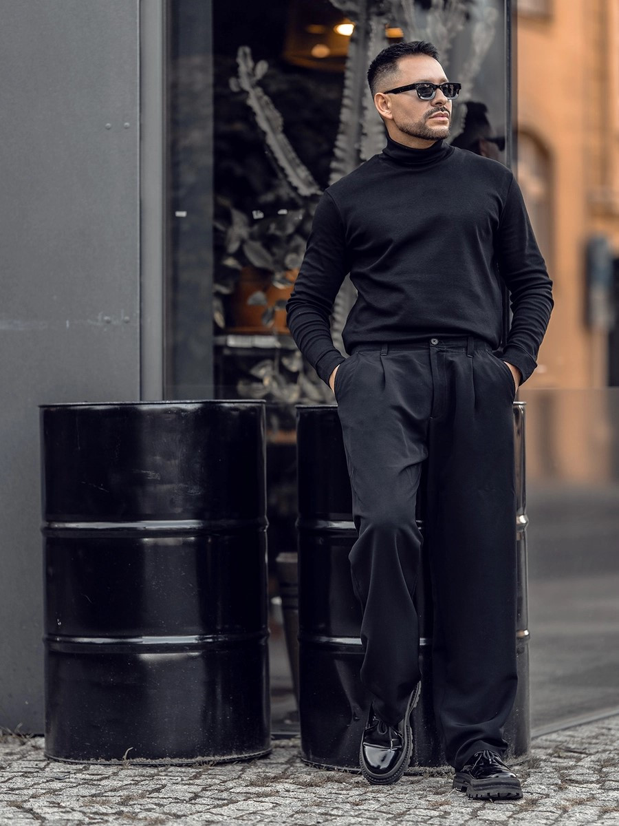 Czarny golf męski jest idealny do noszenia pod marynarką lub solo Czarny golf męski jest idealny do noszenia pod marynarką lub solo