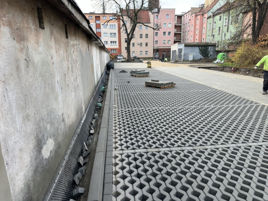 Przebudowa podwórza w rejonie ulic Drukarskiej, Wrocławskiej i Rzemieślniczej (źródło: UM Legnica)