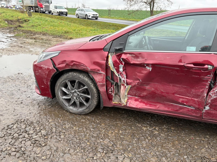 Toyota uderzyła w BMW na trasie Legnica-Złotoryja (źródło: KMP Legnica)