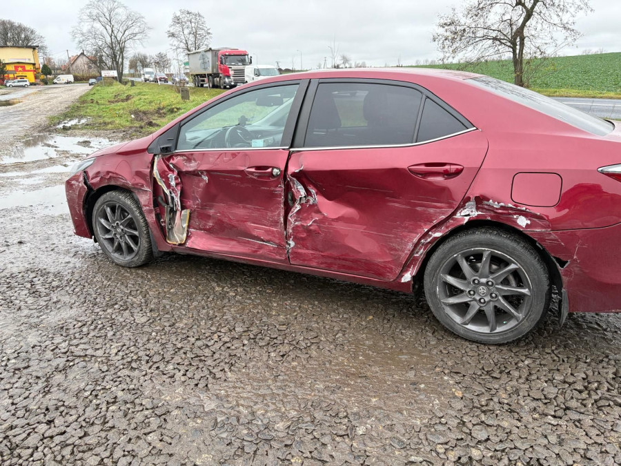Toyota uderzyła w BMW na trasie Legnica-Złotoryja (źródło: KMP Legnica)