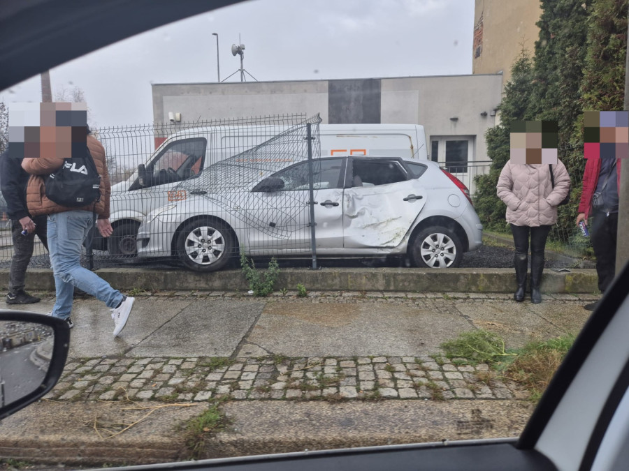 Straciła panowanie i wjechała w ogrodzenie (Wojciech Obremski)