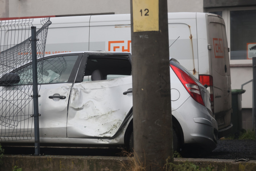 Straciła panowanie i wjechała w ogrodzenie (Wojciech Obremski)