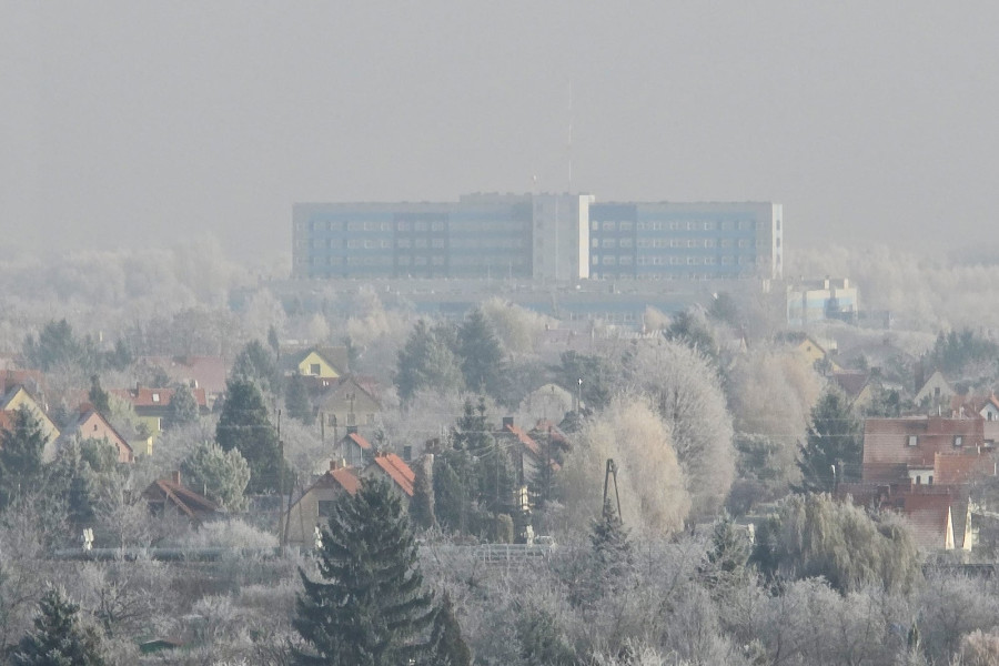 Zima musnęła delikatnie miasto (Piotr Florek lca.pl)