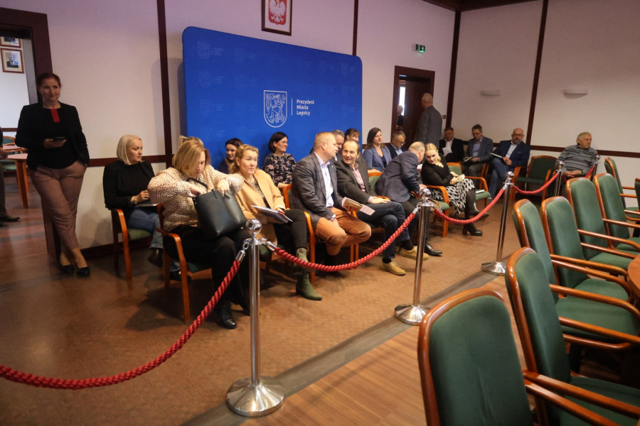 Czerwony sznur na sali sesyjnej (Wojciech Obremski lca.pl)