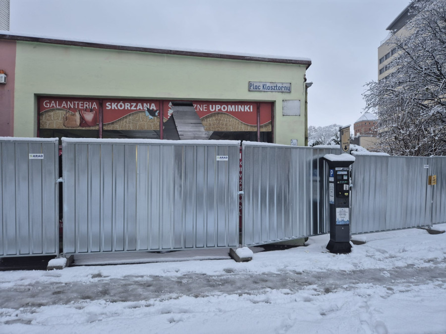 Znikają stare pawilony z placu Klasztornego (Wojciech Obremski lca.pl)