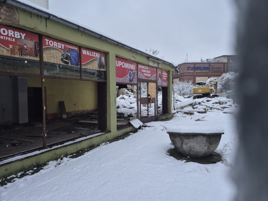 Znikają stare pawilony z placu Klasztornego (Wojciech Obremski lca.pl)