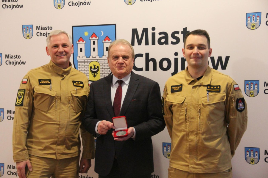Jan Serkies odebrał medal uznania od strażaków (mat. prasowe)