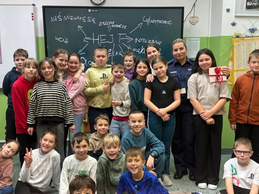Policjantka z wizytą w SP nr 10 (źródło: KMP Legnica)