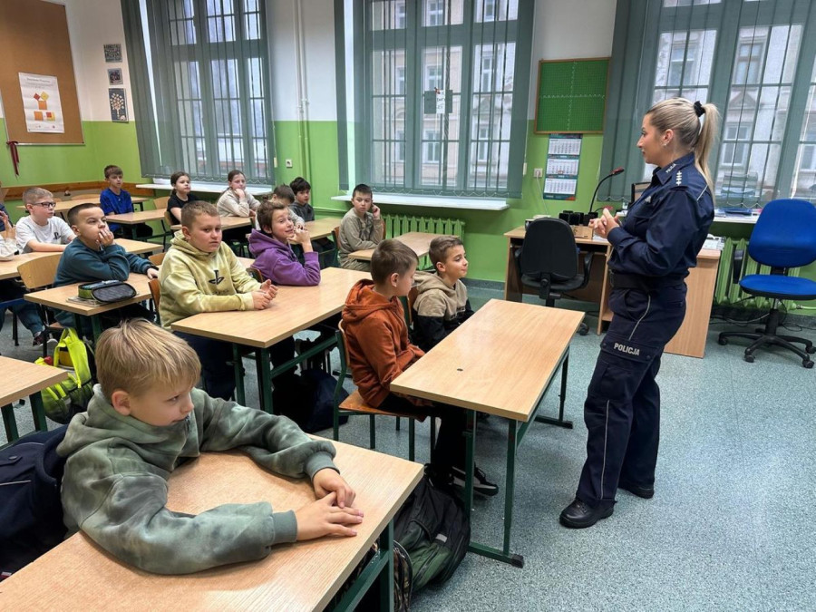 Policjantka z wizytą w SP nr 10 (źródło: KMP Legnica)