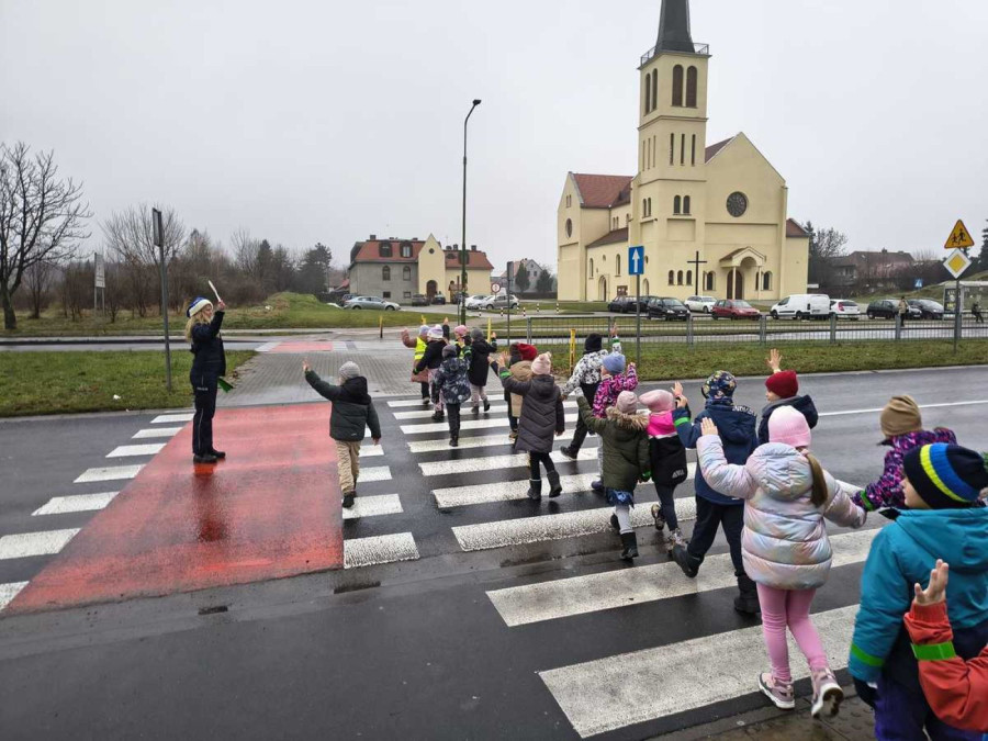 Policyjna lekcja bezpieczeństwa dla dzieci (źróło: KMP Legnica)