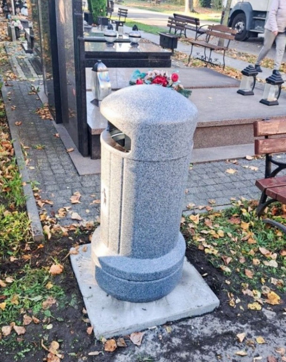 Nowe pojemniki na baterie na cmentarzu (źródło: UM Legnica)