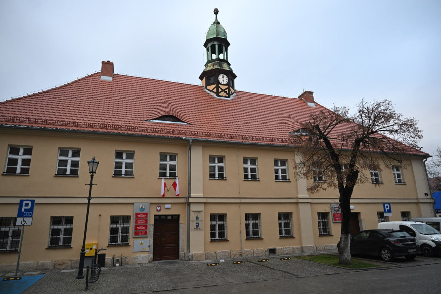 Zabytkowy ratusz w Prochowicach odzyskał dawny wygląd (Piotr Florek lca.pl)