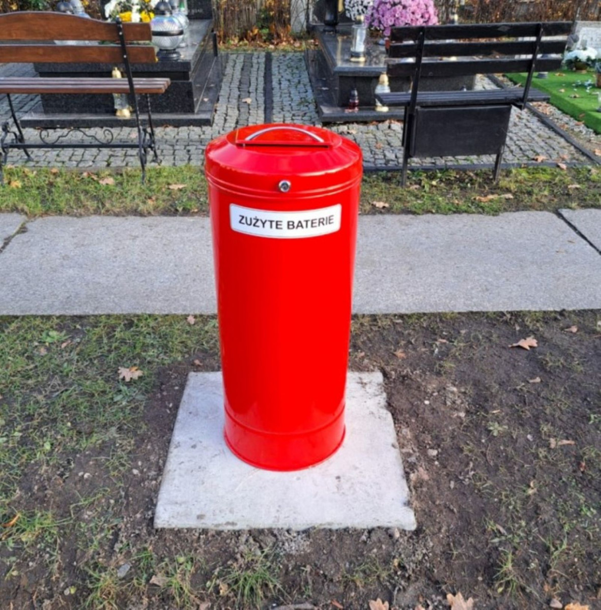 Nowe pojemniki na baterie na cmentarzu (źródło: UM Legnica)