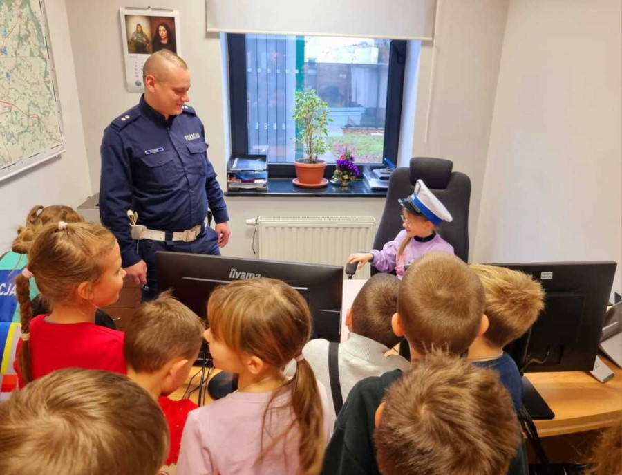 Policyjna lekcja bezpieczeństwa dla dzieci (źróło: KMP Legnica)