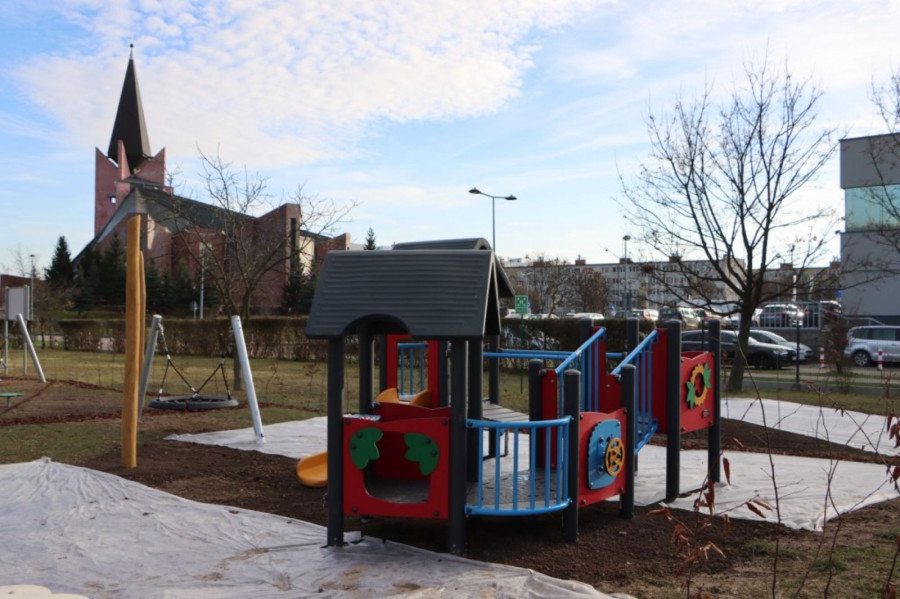 Żłobki przy Biegunowej, Anielewicza i Księżycowej mają nowe place zabaw (źródło: UM Legnica)