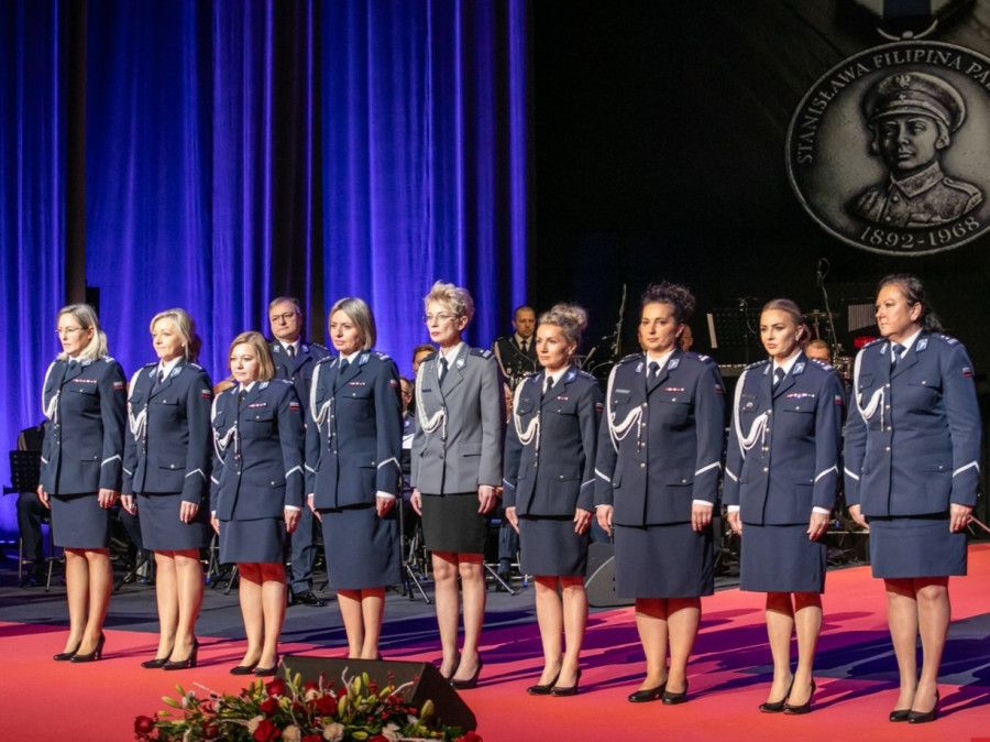 Medal 100-lecia służby kobiet w Policji dla Anny Farmas-Czerwińskiej (źródło: KMP Legnica)