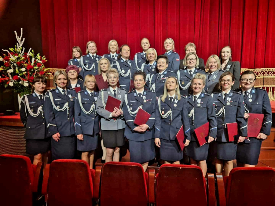 Medal 100-lecia służby kobiet w Policji dla Anny Farmas-Czerwińskiej (źródło: KMP Legnica)