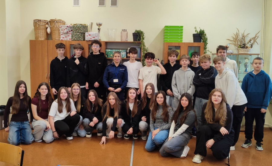 Uczniowie SP 19 rozmawiali z policjantką o hejcie (źródło : KMP Legnica)