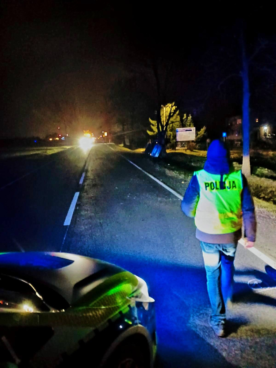 Auto wpadło w poślizg, kierowca walczy o życie (źródło: KMP Legnica)