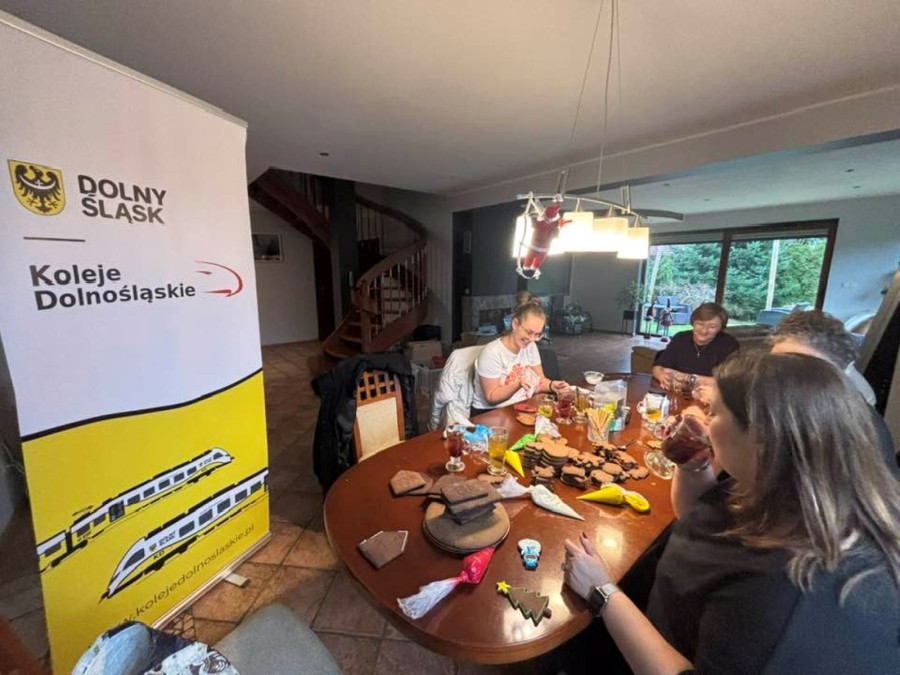 Koło Gospodyń Wiejskich Kuniczanki i Fundacja Tu i Teraz pod okiem fachowca malują pierniki na kunickie kolędowanie (Fb. Beata Orłowska)