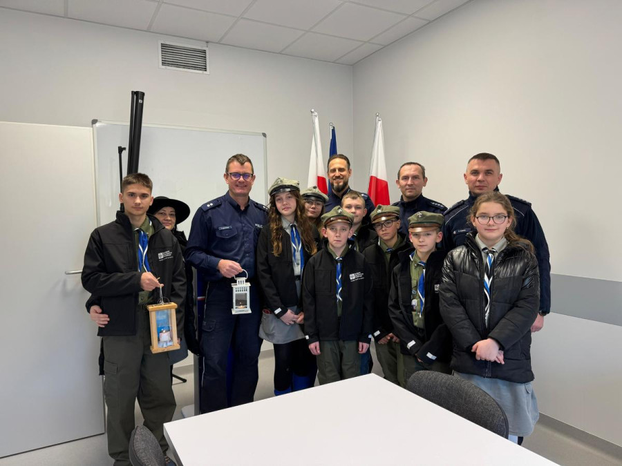 Betlejemskie Światło Pokoju rozświetliło posterunek w Prochowicach (źródło: KMP Legnica)