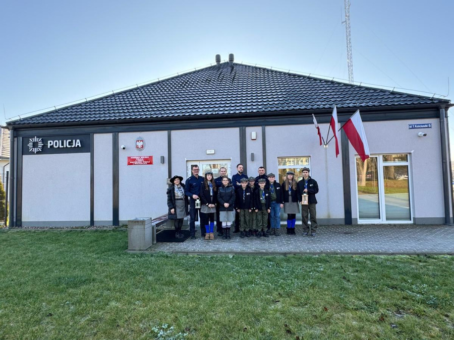Betlejemskie Światło Pokoju rozświetliło posterunek w Prochowicach (źródło: KMP Legnica)