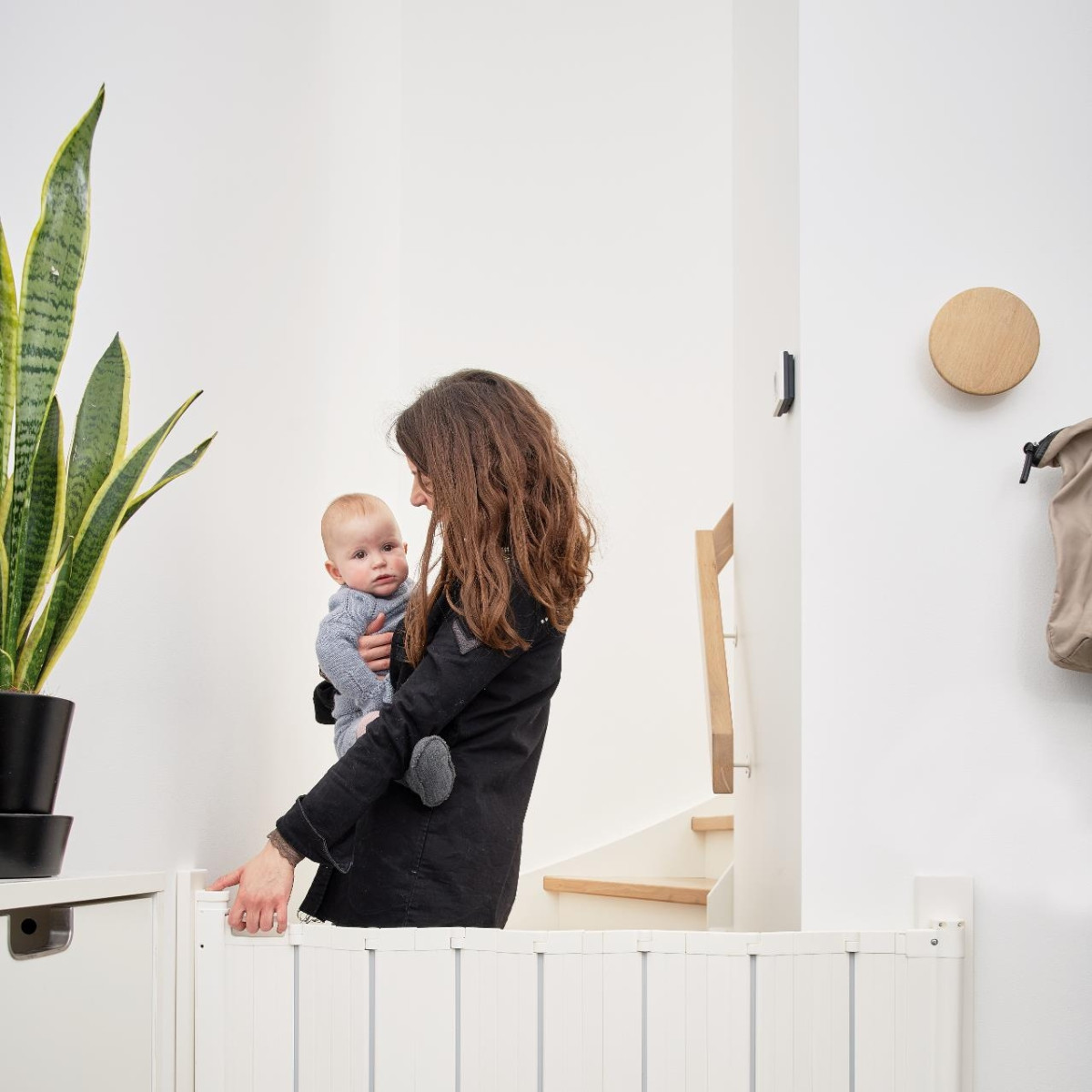 Bramka zabezpieczająca -niemowlę z mamą otwierają bramkę