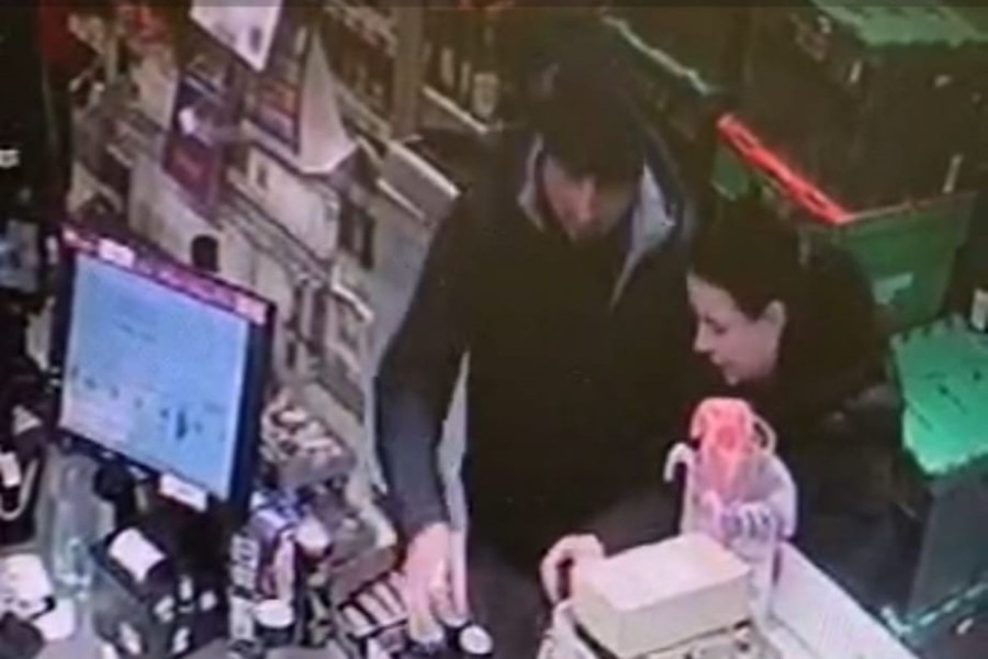 Dwukrotnie zapłacił skradzioną kartą (źródło:KMP Legnoca)