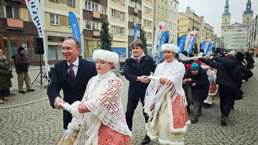 Kilkuset maturzystów zatańczyło Poloneza Witelona w centrum miasta (WP)
